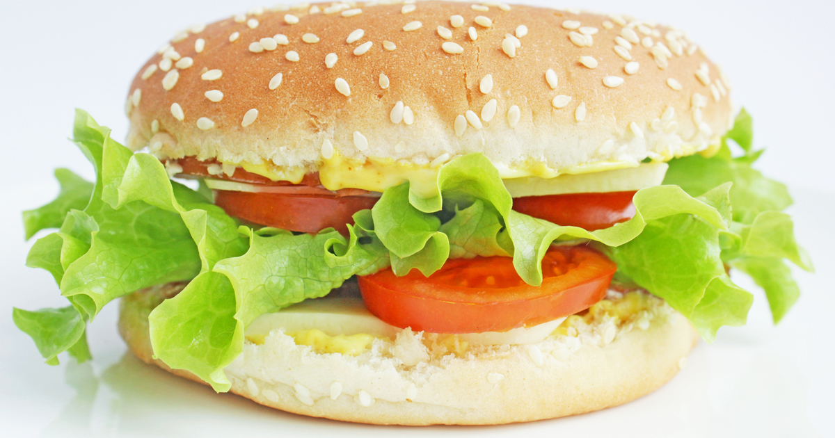 Круглый сэндвич. Сэндвич круглый. Гамбургер с ветчиной и сыром. Бутерброды с булочкой для гамбургера. Сэндвич в круглой булочке.