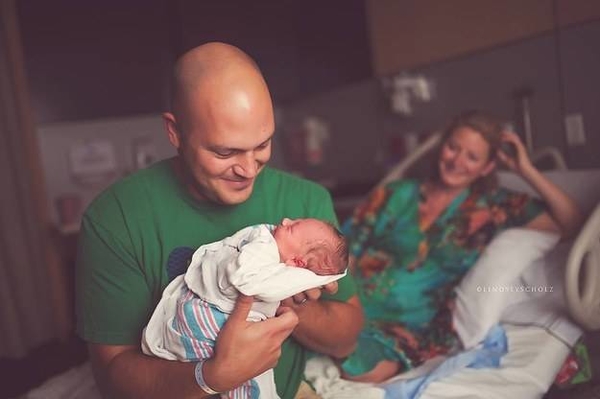 Встреча отца с новорожденным ребенком: ТОП-10 трогательных фото