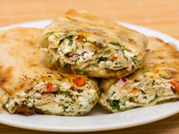 Просто и вкусно: лаваш на гриле с помидорами и сыром