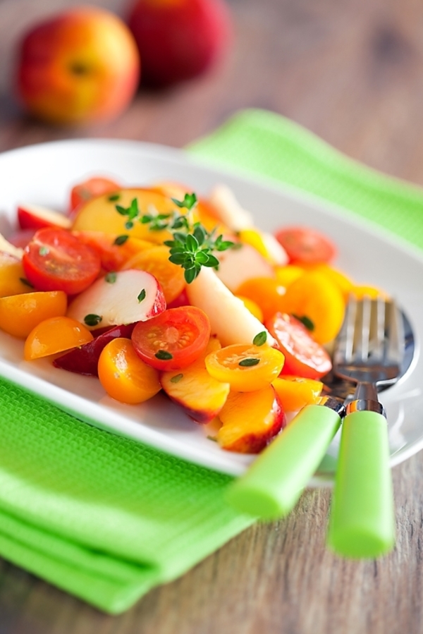 Летние салаты из персиков: ТОП-5 рецептов