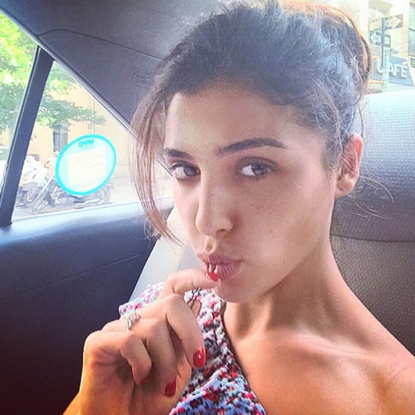 Санта Димополус показала фото без макияжа