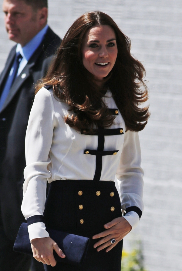 Кейт Миддлтон вышла в свет в костюме в стиле милитари