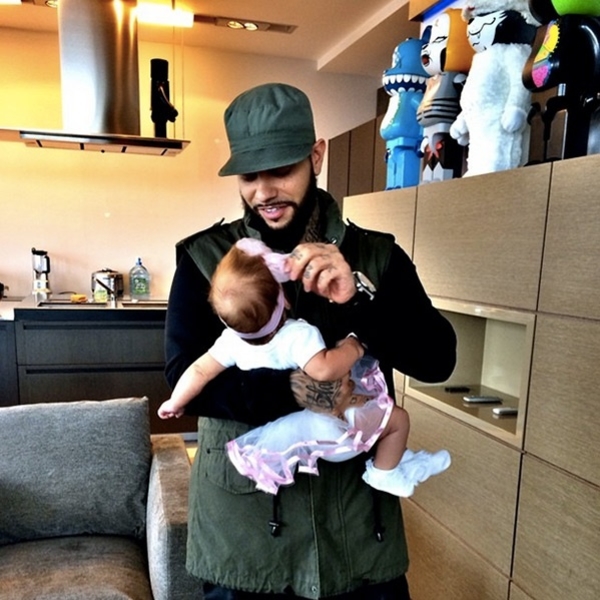 Тимати показал фото с 3-месячной дочкой