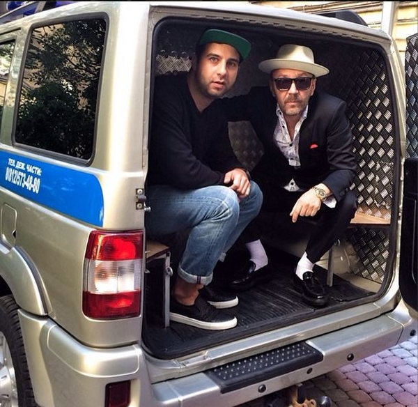 Иван Ургант и Сергей Шнуров показали фото из полицейской машины