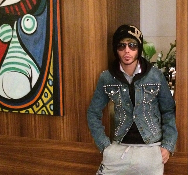 Эпатажный Сергей Зверев прошелся по Москве практически голышом