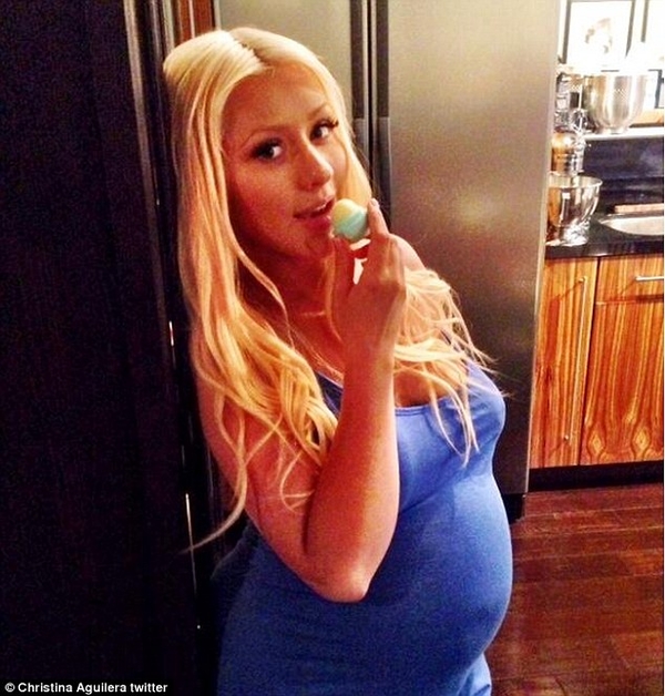 Беременная Кристина Агилера показала фото с округлившимся животиком