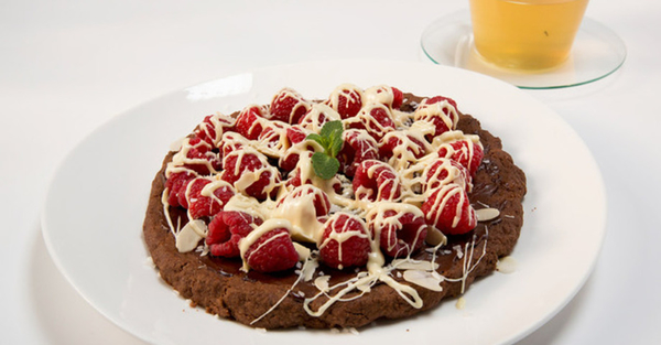 Как приготовить шоколадный пирог с малиной (ВИДЕО)