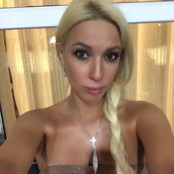 Лера Кудрявцева получила в подарок от мужа дорогой автомобиль