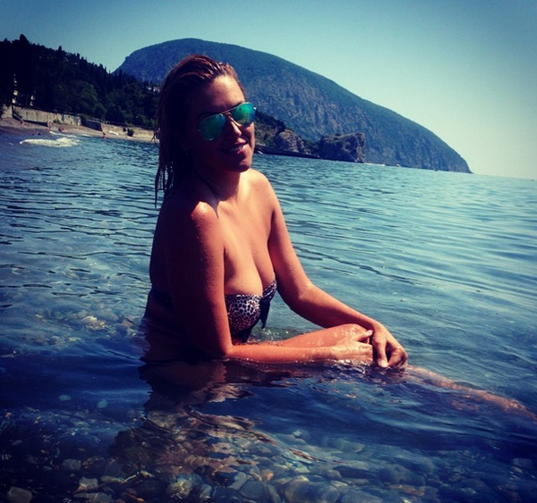 Яна Клочкова показала фото в купальнике на крымском побережье