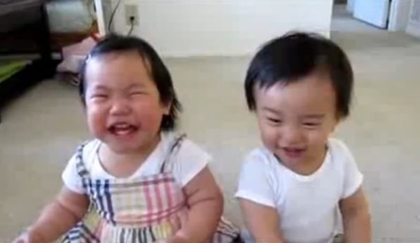 Простой способ заставить детей смеяться