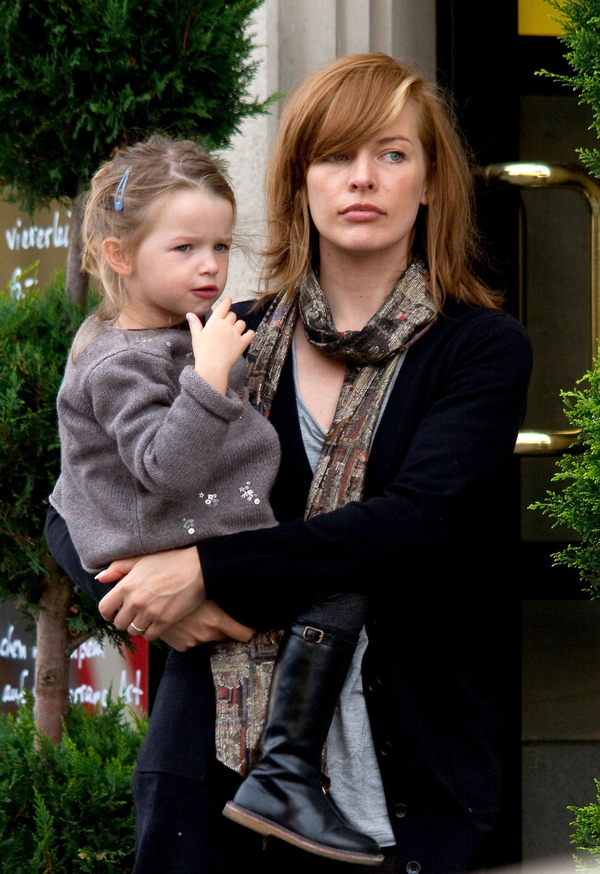 Мила Йовович похвасталась умением дочери стоять на руках