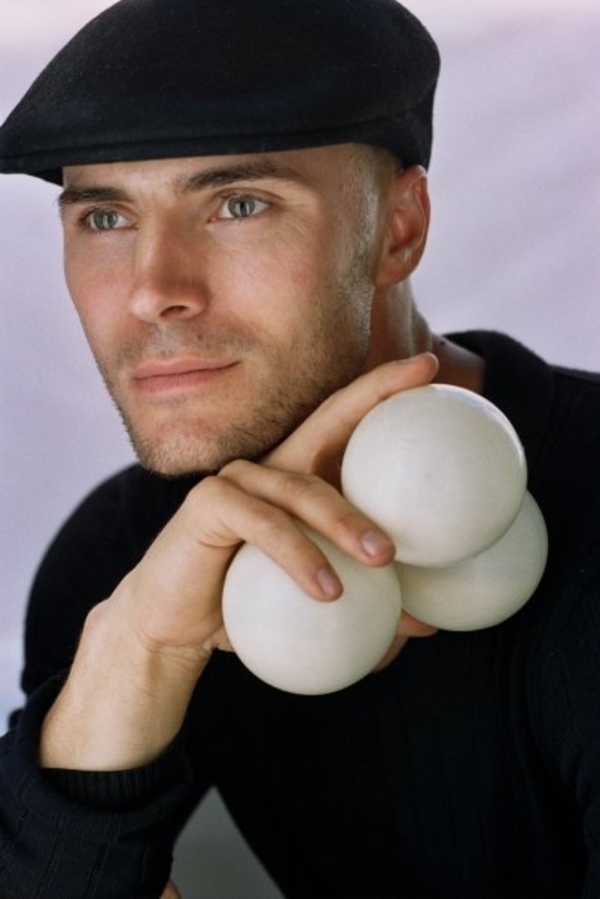 Актер из канадского цирка собрал $ 60 тыс. на нужды украинской армии