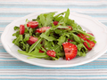 Салат из клубники и рукколы