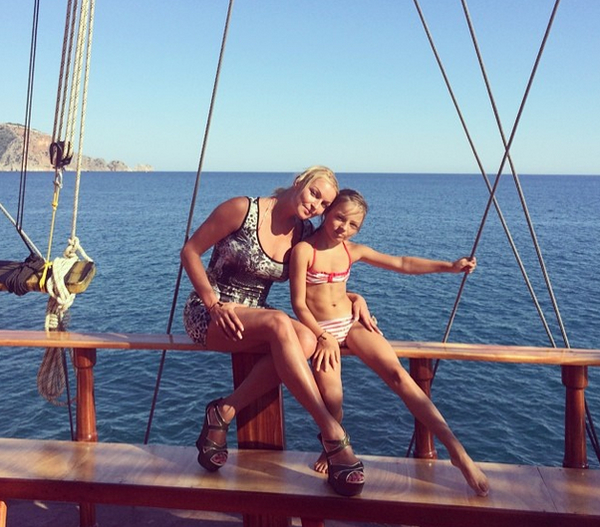 Анастасия Волочкова с дочерью станцевали на фрегате