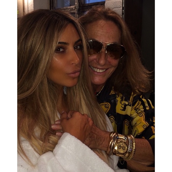 На светлой стороне: Ким Кардашян вновь стала блондинкой