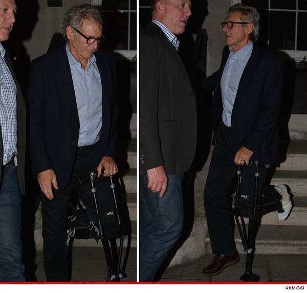 Харрисон Форд ходит с костылем после операции