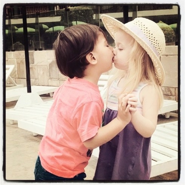 День поцелуев: Милые фото детей в Instagram