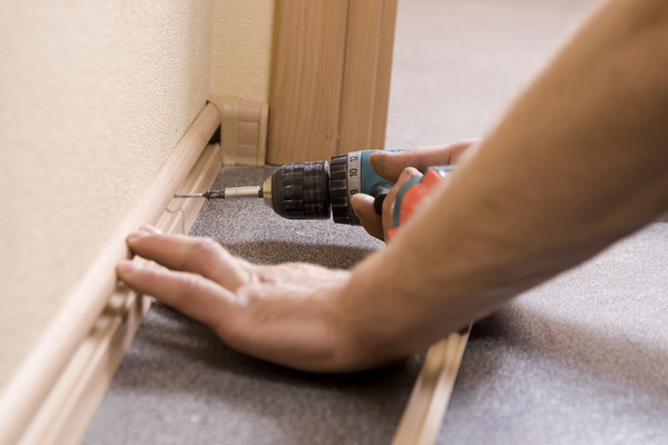 Как правильно укладывать плинтус