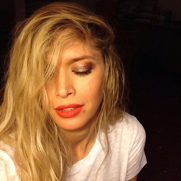 Вера Брежнева уснула на парковке автомобилей