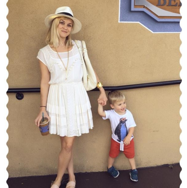 Риз Уизерспун показала милое фото с младшим сыном