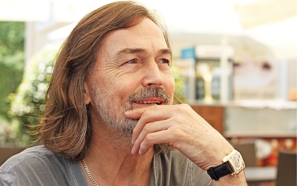 Никас Сафронов резал вены из-за несчастной любви