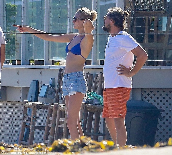 Бородатый Леонардо Ди Каприо отдыхает на пляже с Тони Гаррн