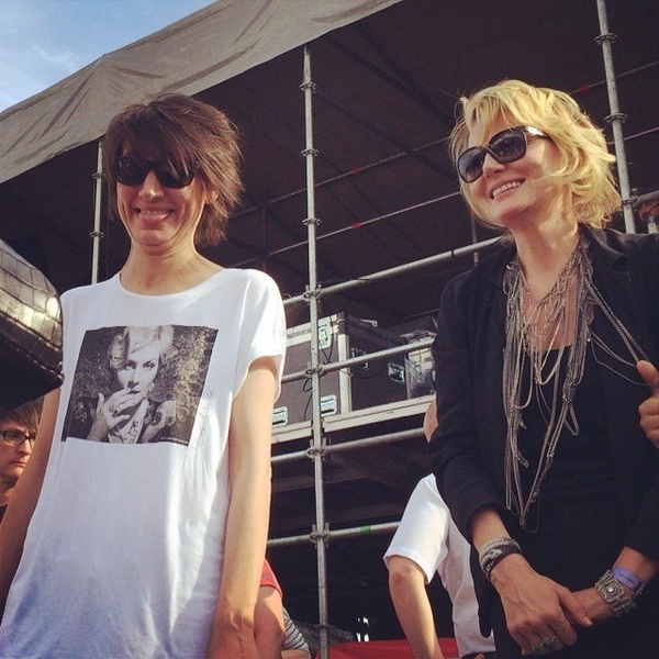 Земфира носит футболку с изображением Ренаты Литвиновой