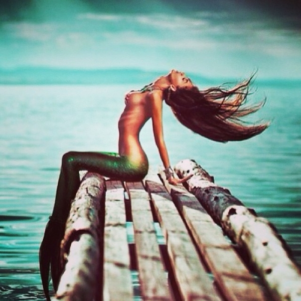 Виктория Боня показала фото топлес в образе русалки