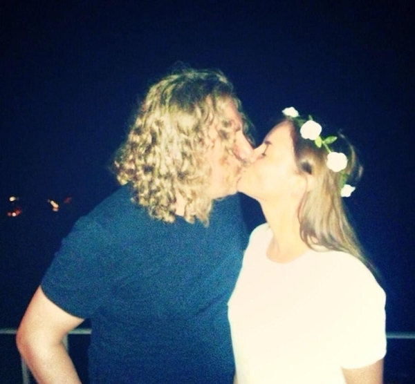 В Сеть попал снимок поцелуя Игоря Николаева с супругой