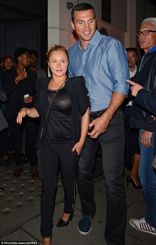 Беременная Хайден Панеттьери сходила на романтический ужин с любимым