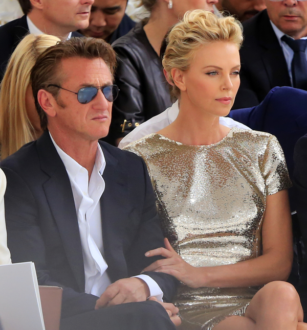 Шарлиз Терон и Шон Пенн посетили модный показ