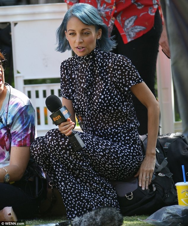 Николь Ричи выкрасила волосы в голубой цвет