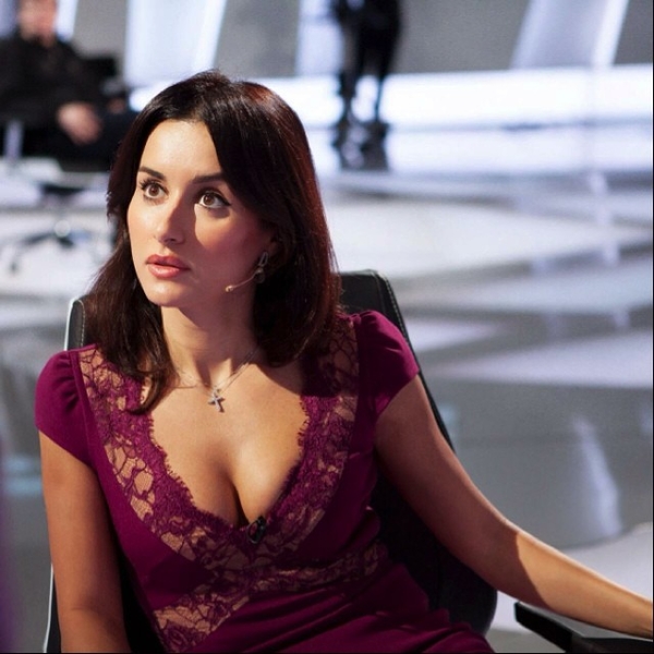 Тина Канделаки похвасталась глубоким декольте