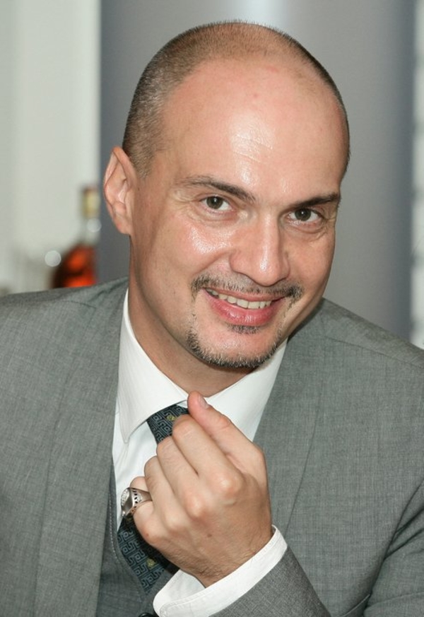 Максим Паперник будет снимать мюзикл Аліса в країні чудес