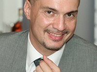 Максим Паперник будет снимать мюзикл Аліса в країні чудес