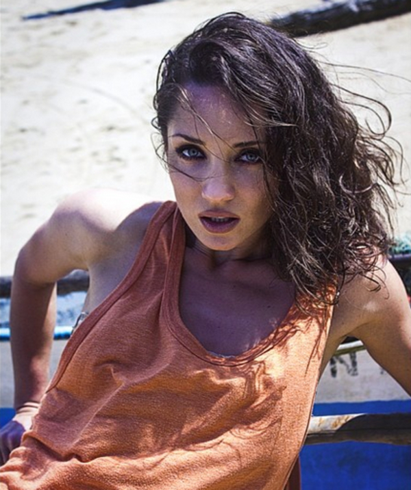 Татьяна Денисова показала стройную фигуру в новой фотосессии