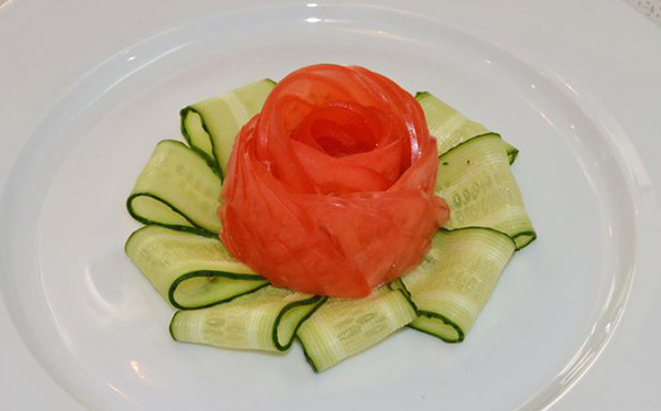 Как сделать розу из помидора (ВИДЕО)