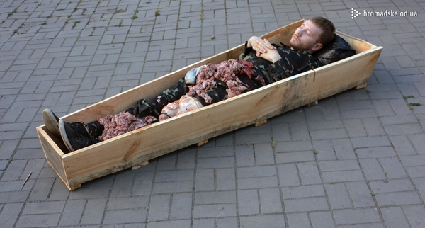 Скандал на закрытии ОМКФ 2014: Активисты принесли живого парня в гробу