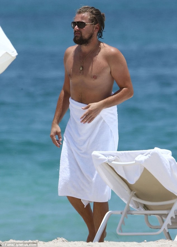 Располневший Леонардо Ди Каприо прячет фигуру под полотенцем на пляже