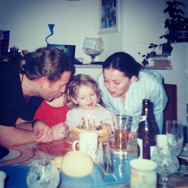 Леонид Агутин опубликовал архивное фото с женой и дочерью