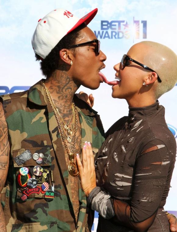 Стрела Амура: ТОП-10 фото самых странных поцелуев звезд