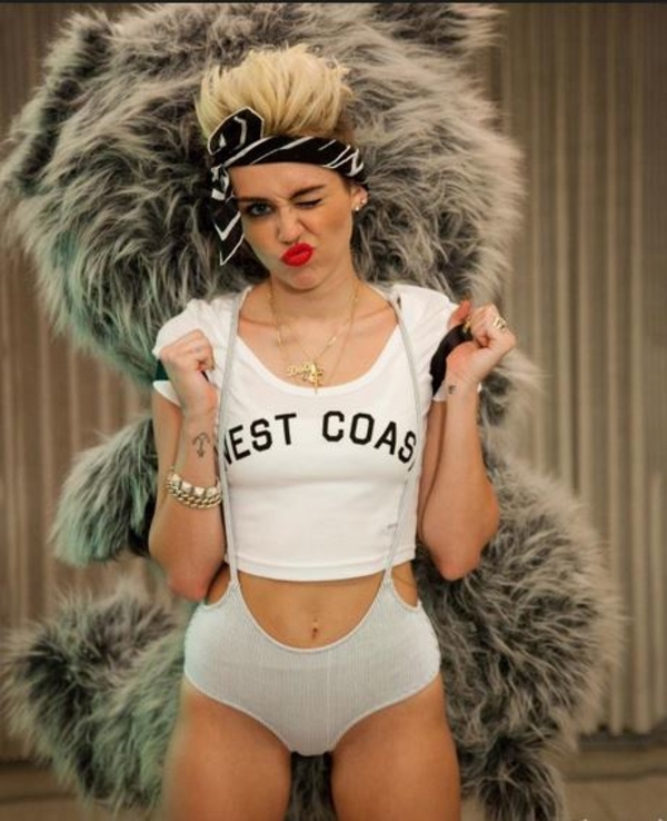 Майли Сайрус показала фото топлес из пустыни