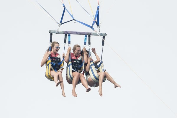 Селена Гомес весело отметила день рождения во Франции