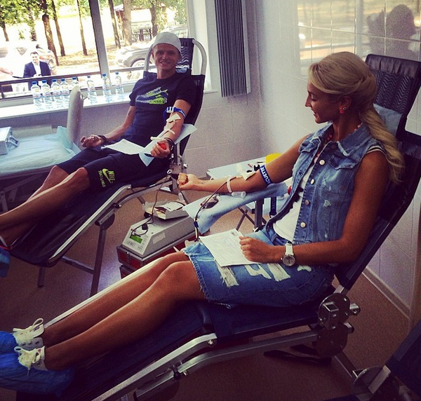 Бузова и Тарасов сдали кровь для пострадавших в московском метро