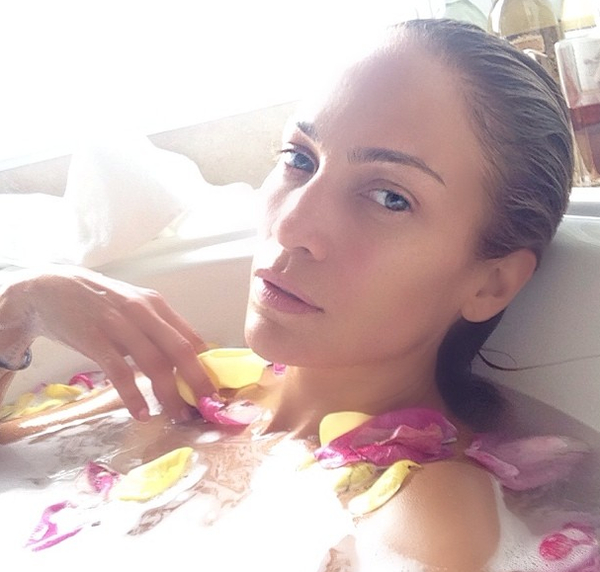 Дженнифер Лопес отпраздновала день рождения в ванне с лепестками роз