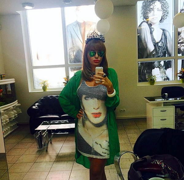 Солистка группы НеАнгелы показала округлившийся животик