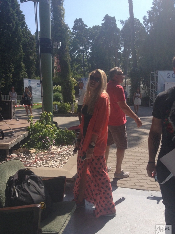 Вера Брежнева на Новой волне прячет от камер лицо без макияжа