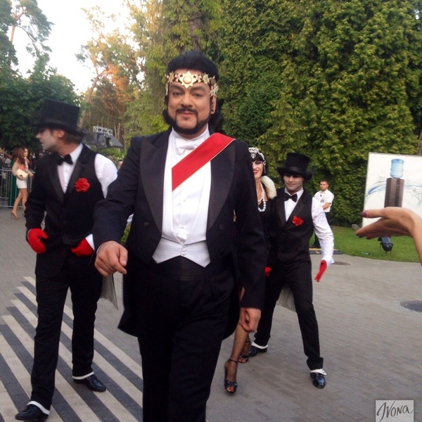 Киркоров пришел на Новую волну в костюме с порезами и орденами на голове