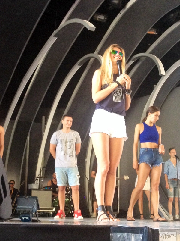 Репетиция закрытия Новой волны 2014: Певица Елка и Брежнева в коротких шортах