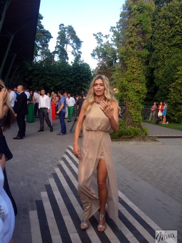 Новая волна 2014: Вера Брежнева похвасталась стройными ножками